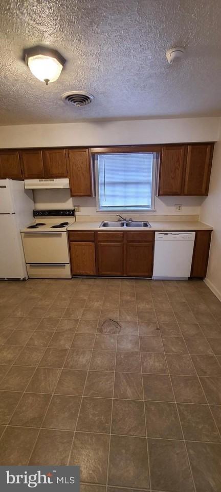 319 Pendleton Dr #D - Photo 4 of 30
