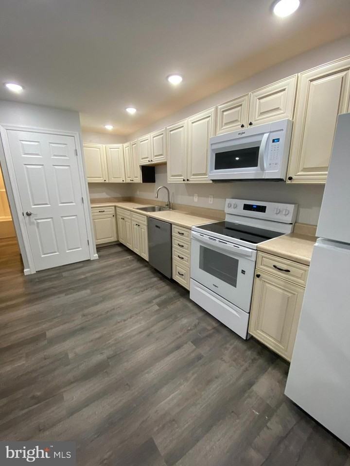 65 Woods Edge Rd #16 - Photo 3 of 10
