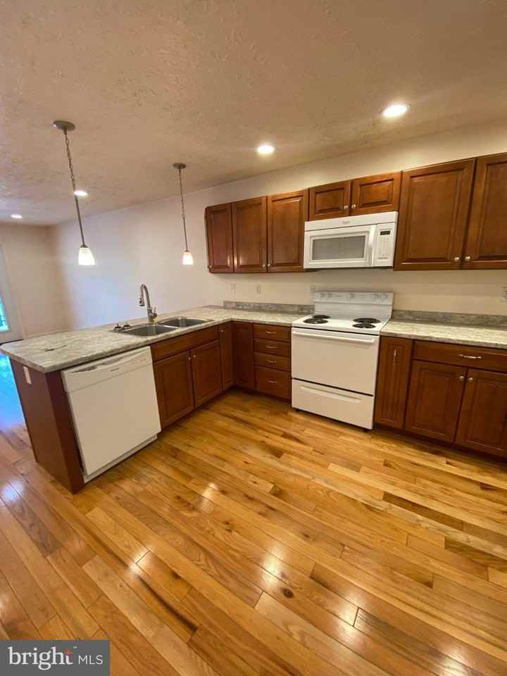 65 Woods Edge Rd #4 - Photo 5 of 24