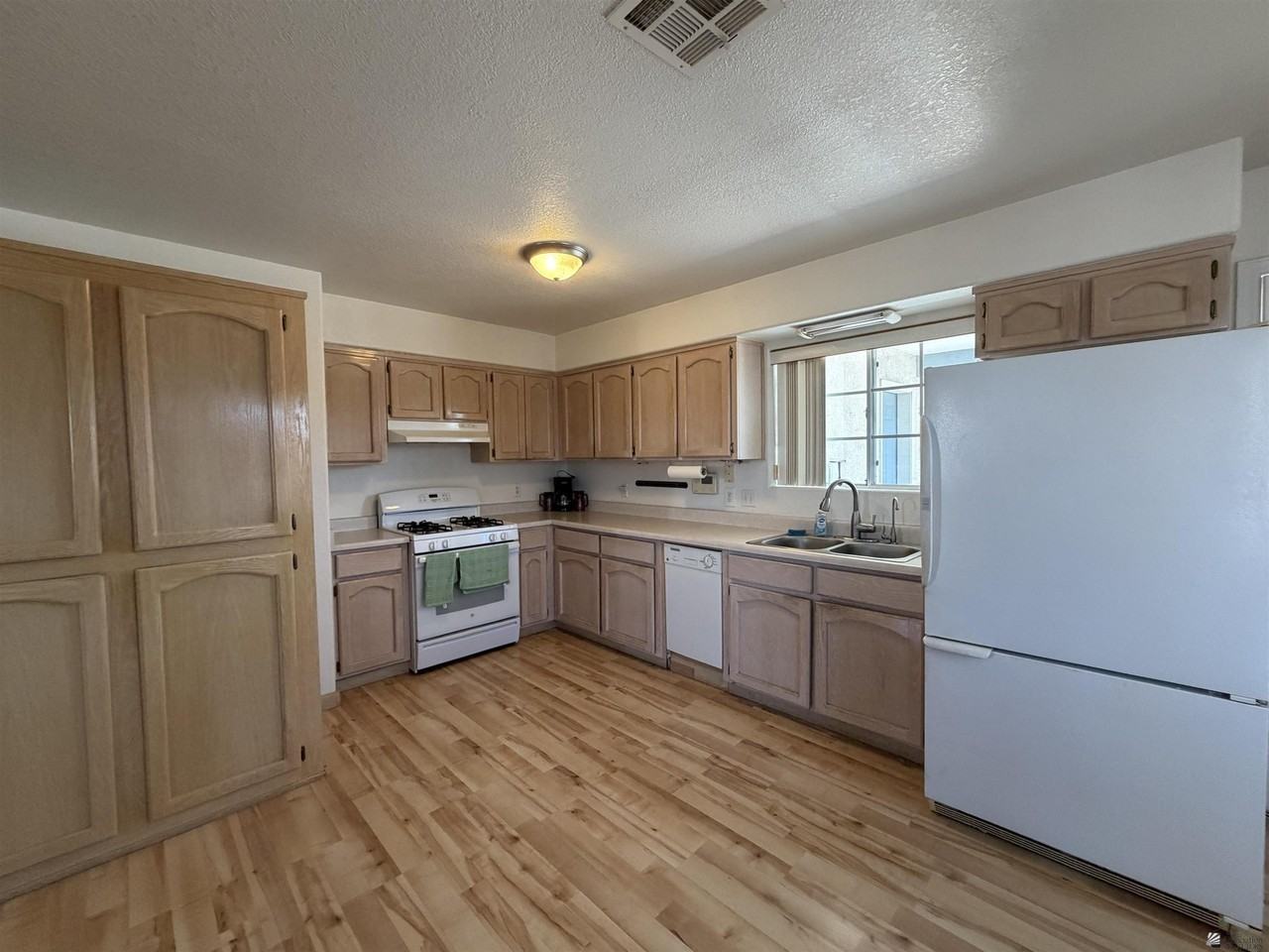 13616 E 52nd St - Photo 7 of 24