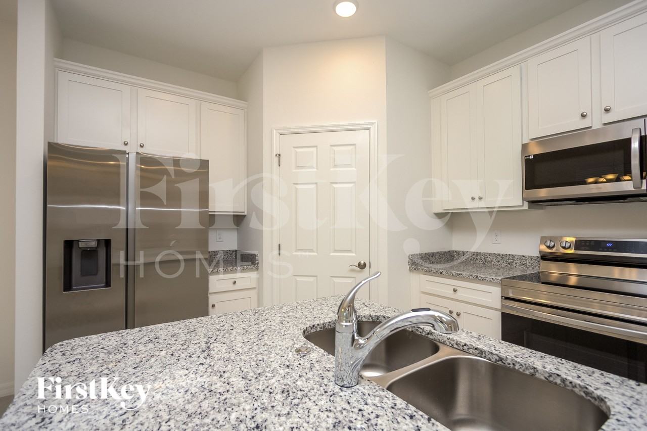 336 Corbel Ln - Photo 4 of 16
