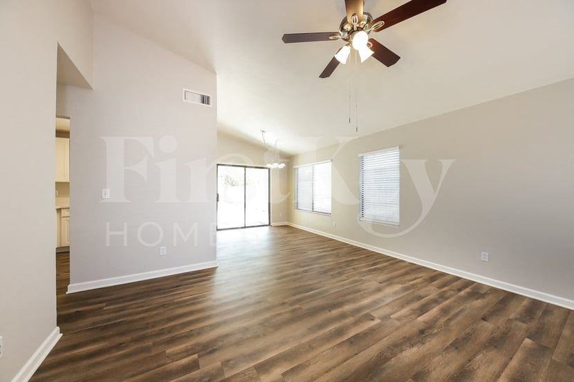 3145 W Crest Ln - Photo 3 of 15