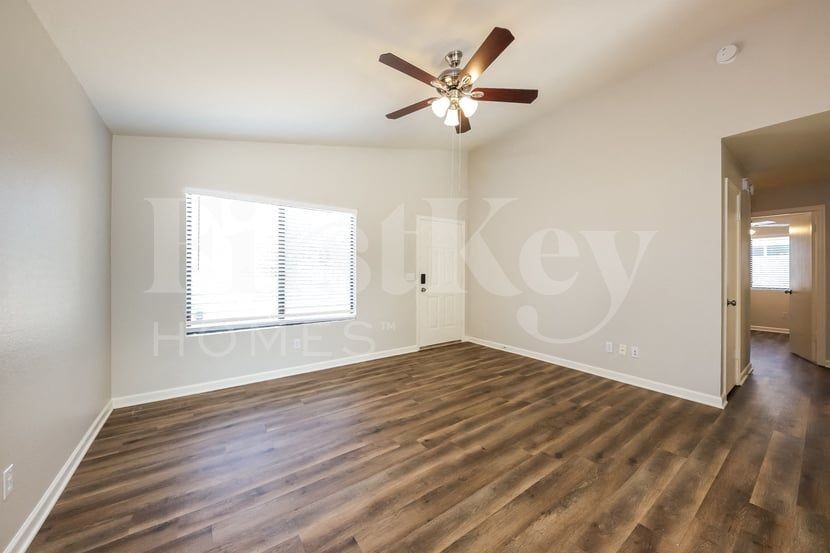 3145 W Crest Ln - Photo 4 of 15