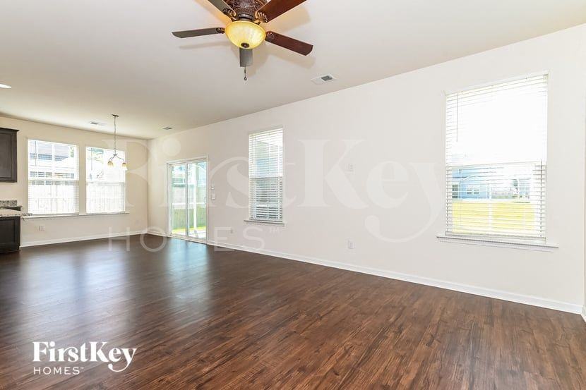 1431 Hermitage Ln - Photo 3 of 15