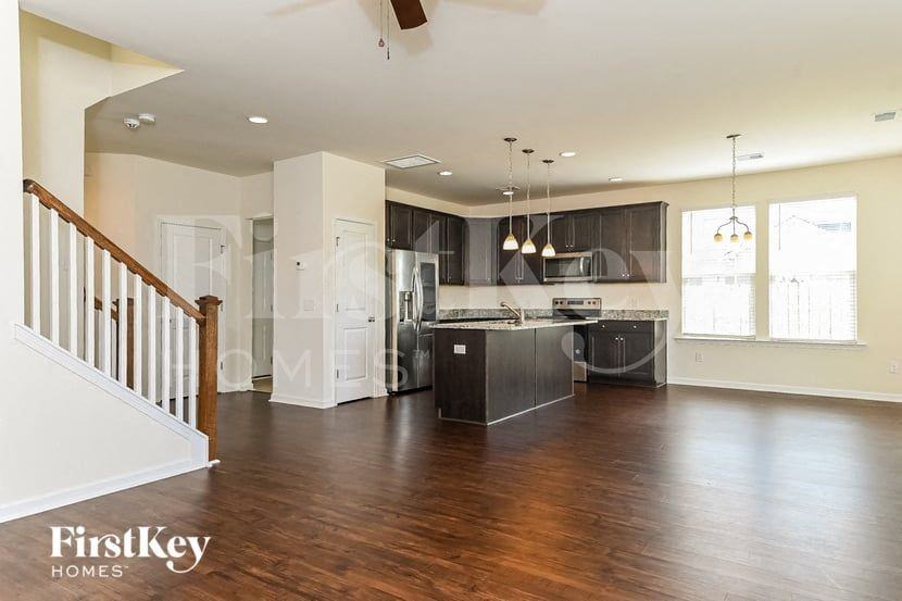 1431 Hermitage Ln - Photo 4 of 15