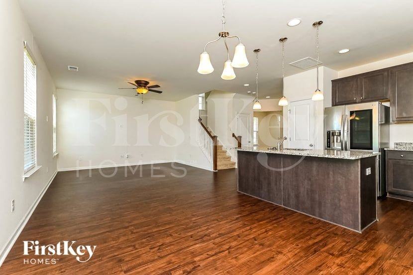 1431 Hermitage Ln - Photo 5 of 15