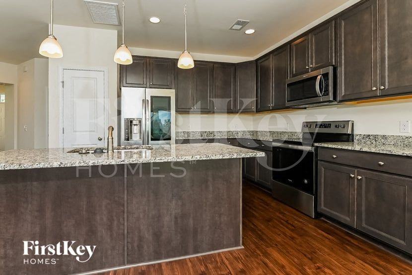 1431 Hermitage Ln - Photo 6 of 15