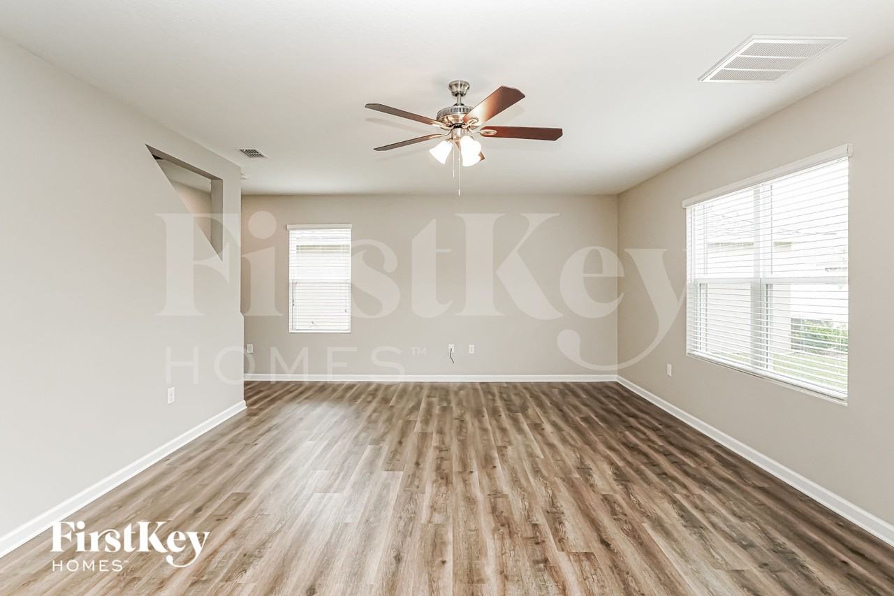 924 Ambergate St - Photo 2 of 15