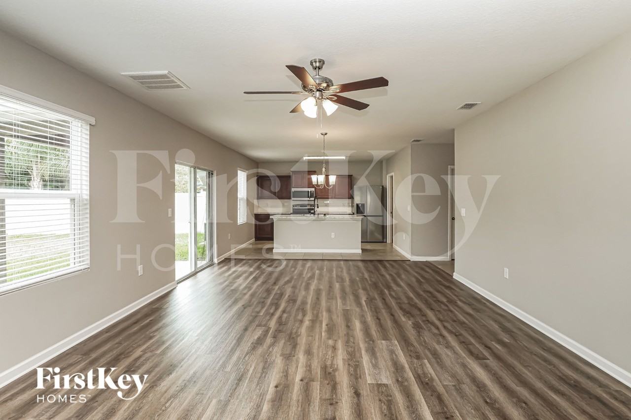 924 Ambergate St - Photo 3 of 15