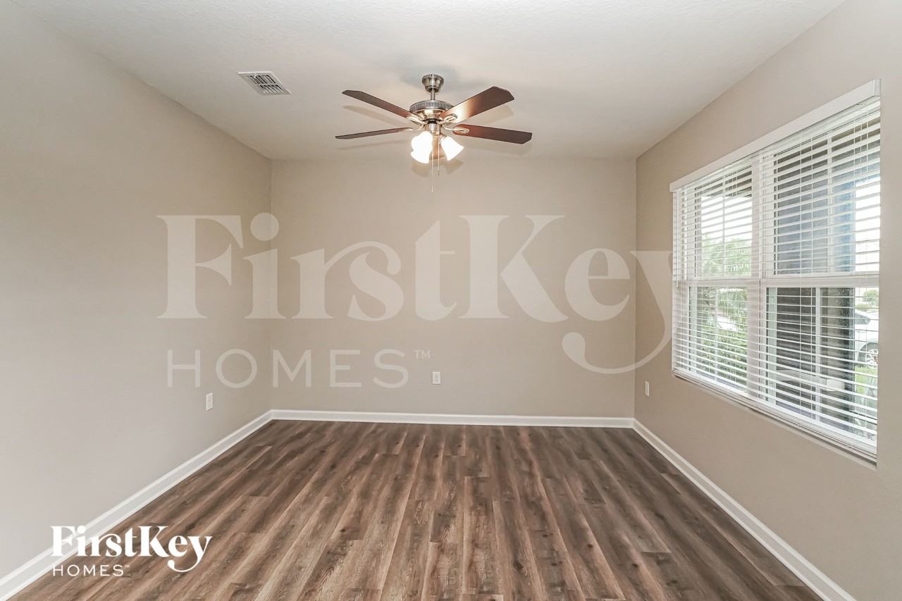 924 Ambergate St - Photo 4 of 15