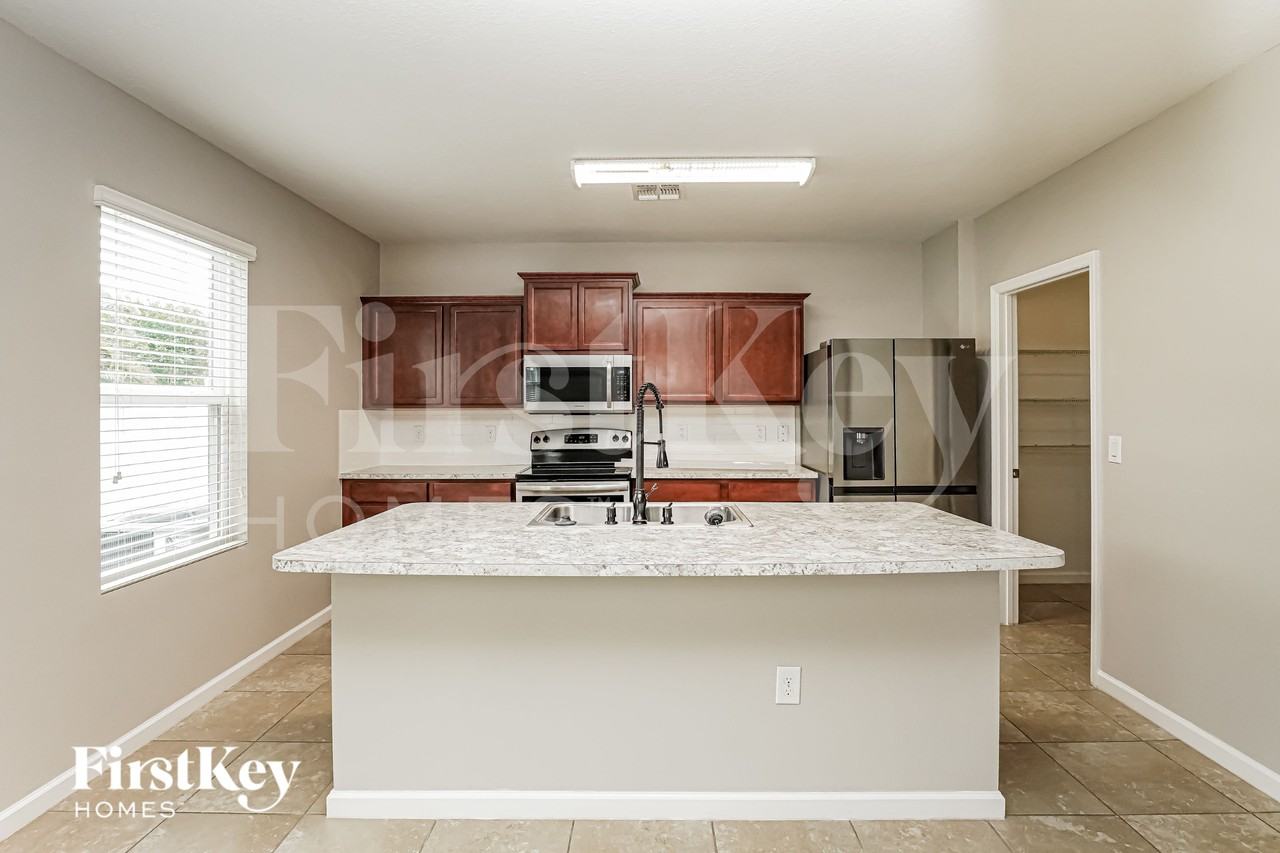 924 Ambergate St - Photo 5 of 15