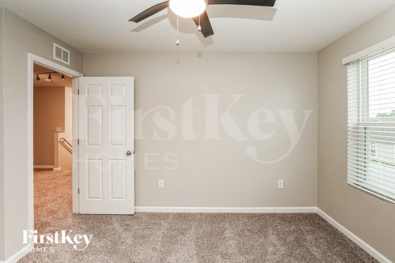 924 Ambergate St - Photo 6 of 15
