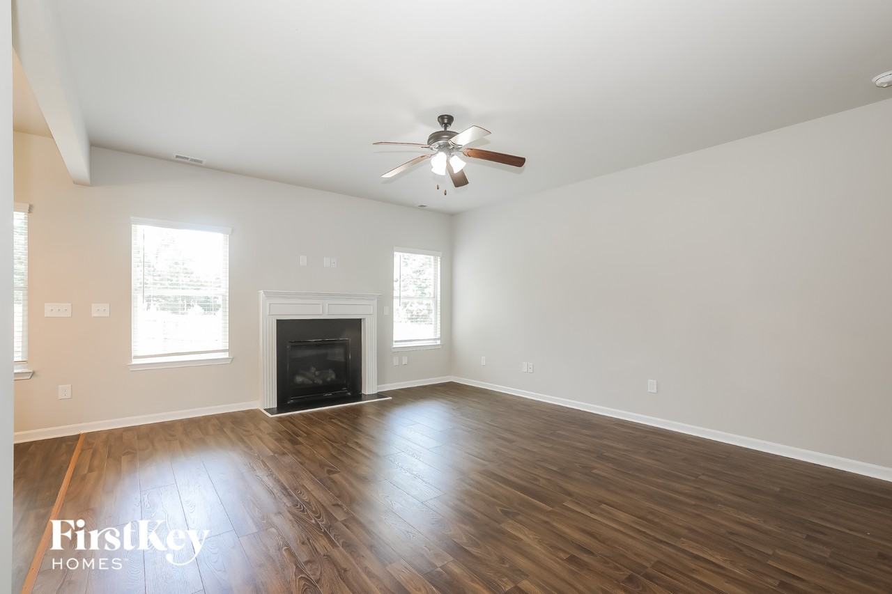 727 Hot Springs Trl - Photo 2 of 15