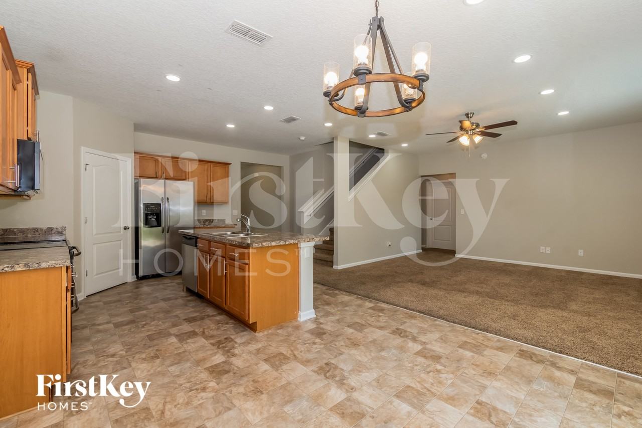 8058 Brothers Walk Ln - Photo 4 of 17