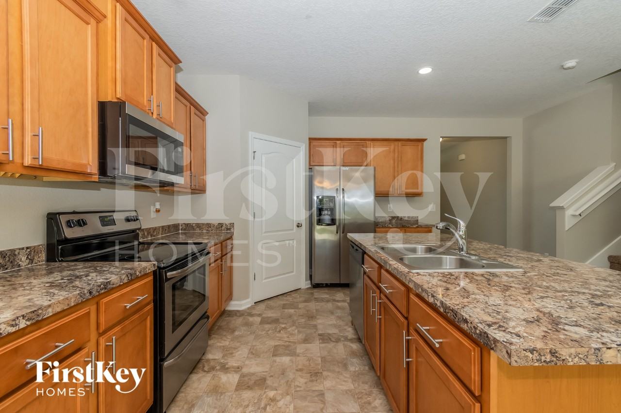 8058 Brothers Walk Ln - Photo 5 of 17