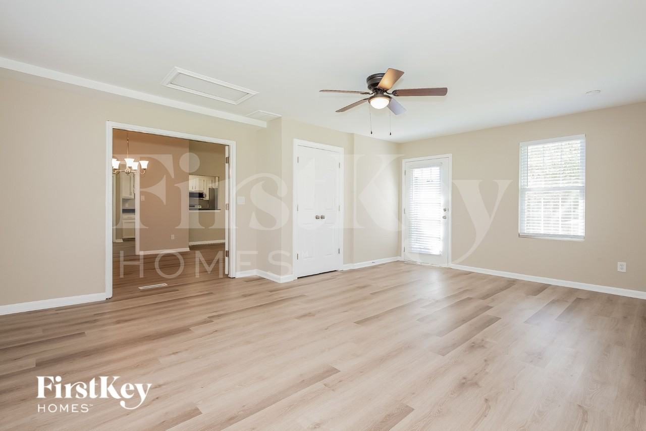 2438 Amity Ave - Photo 5 of 15