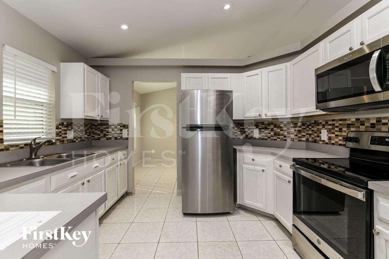 5615 Hamlin Close Rd - Photo 6 of 15