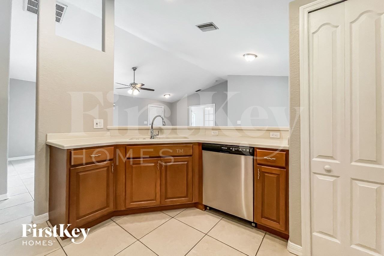 5152 Tolson St - Photo 6 of 15