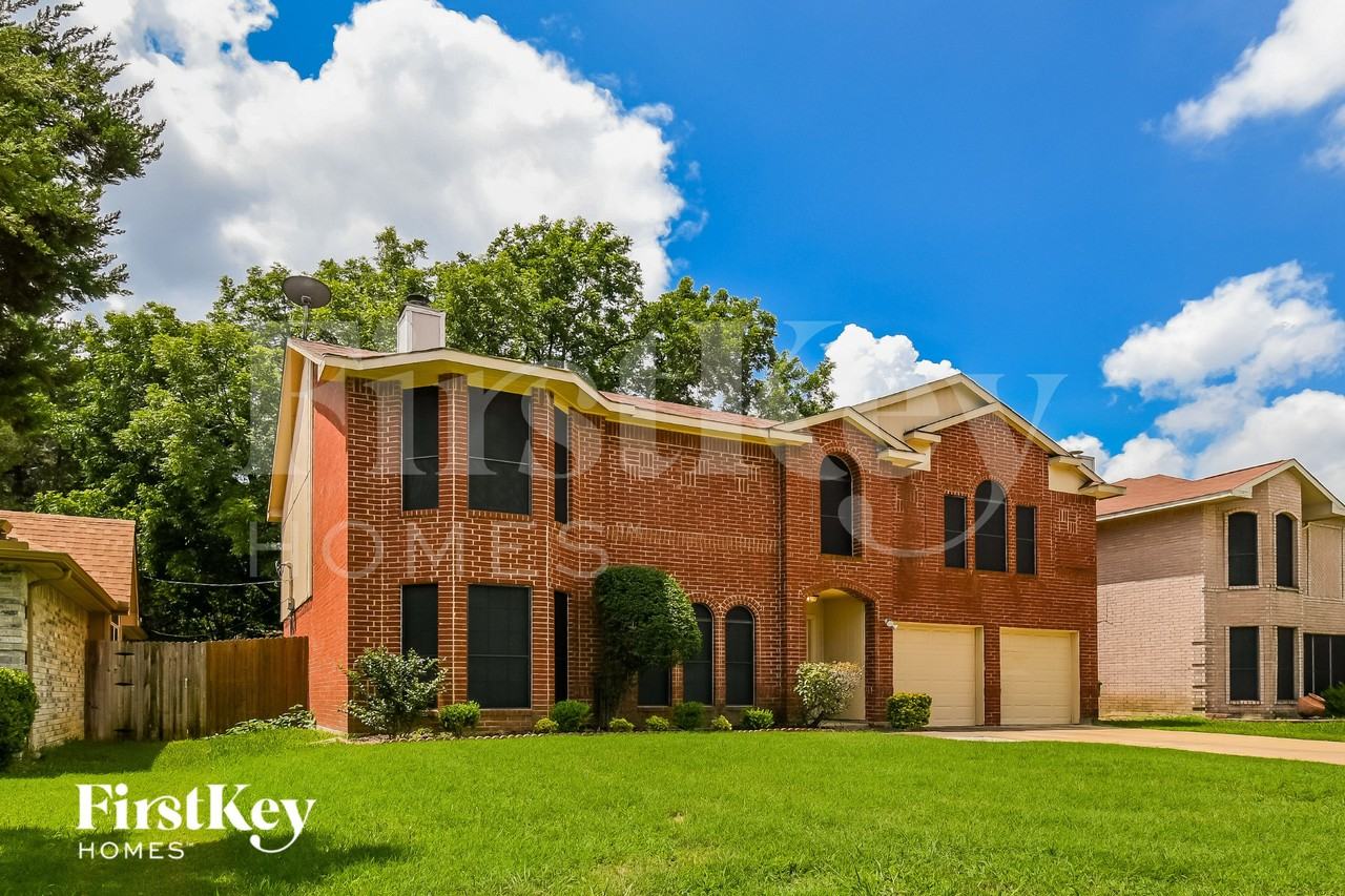 905 Shady Brook Ln - Photo 2 of 16