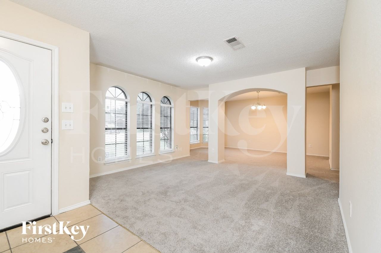 905 Shady Brook Ln - Photo 3 of 16