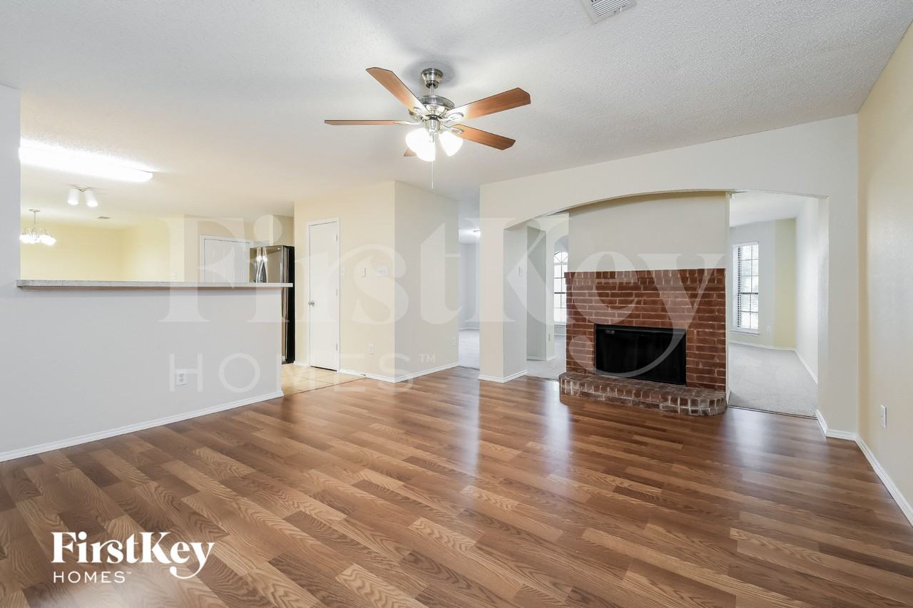 905 Shady Brook Ln - Photo 4 of 16