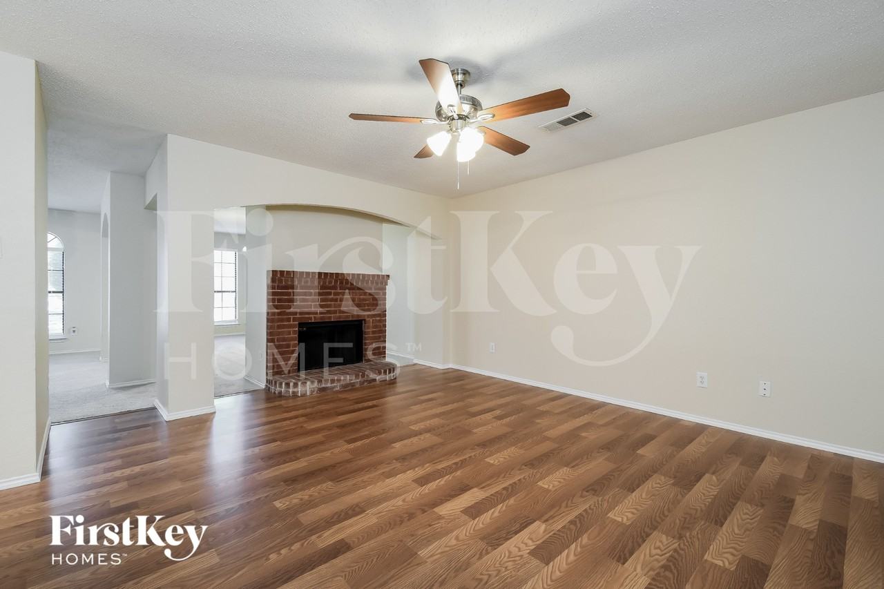 905 Shady Brook Ln - Photo 5 of 16