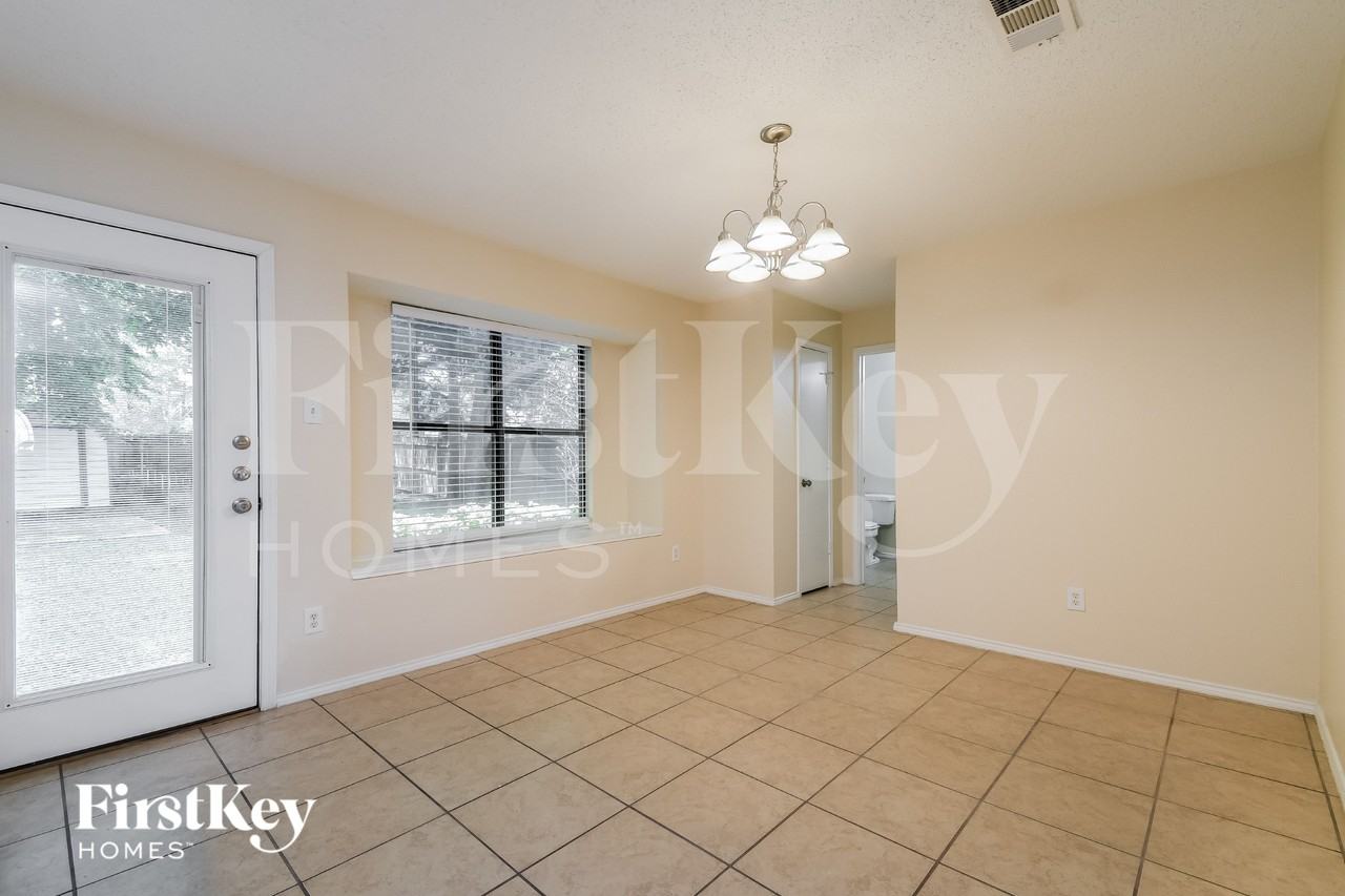 905 Shady Brook Ln - Photo 6 of 16