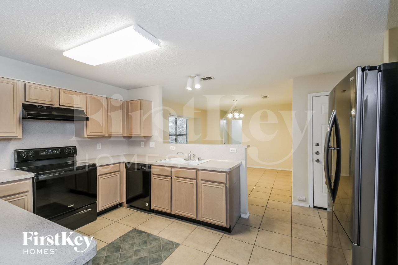 905 Shady Brook Ln - Photo 7 of 16