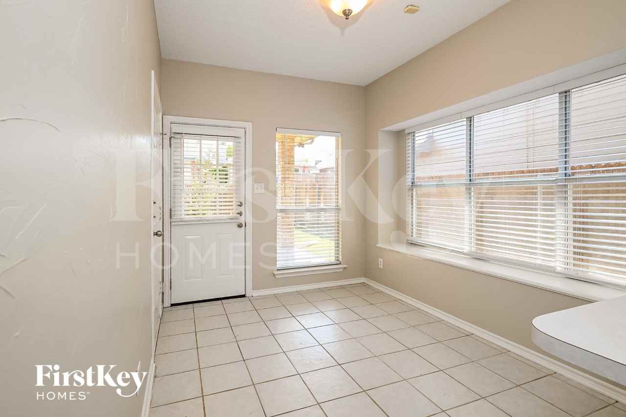 2210 Meadowstone Dr - Photo 4 of 16