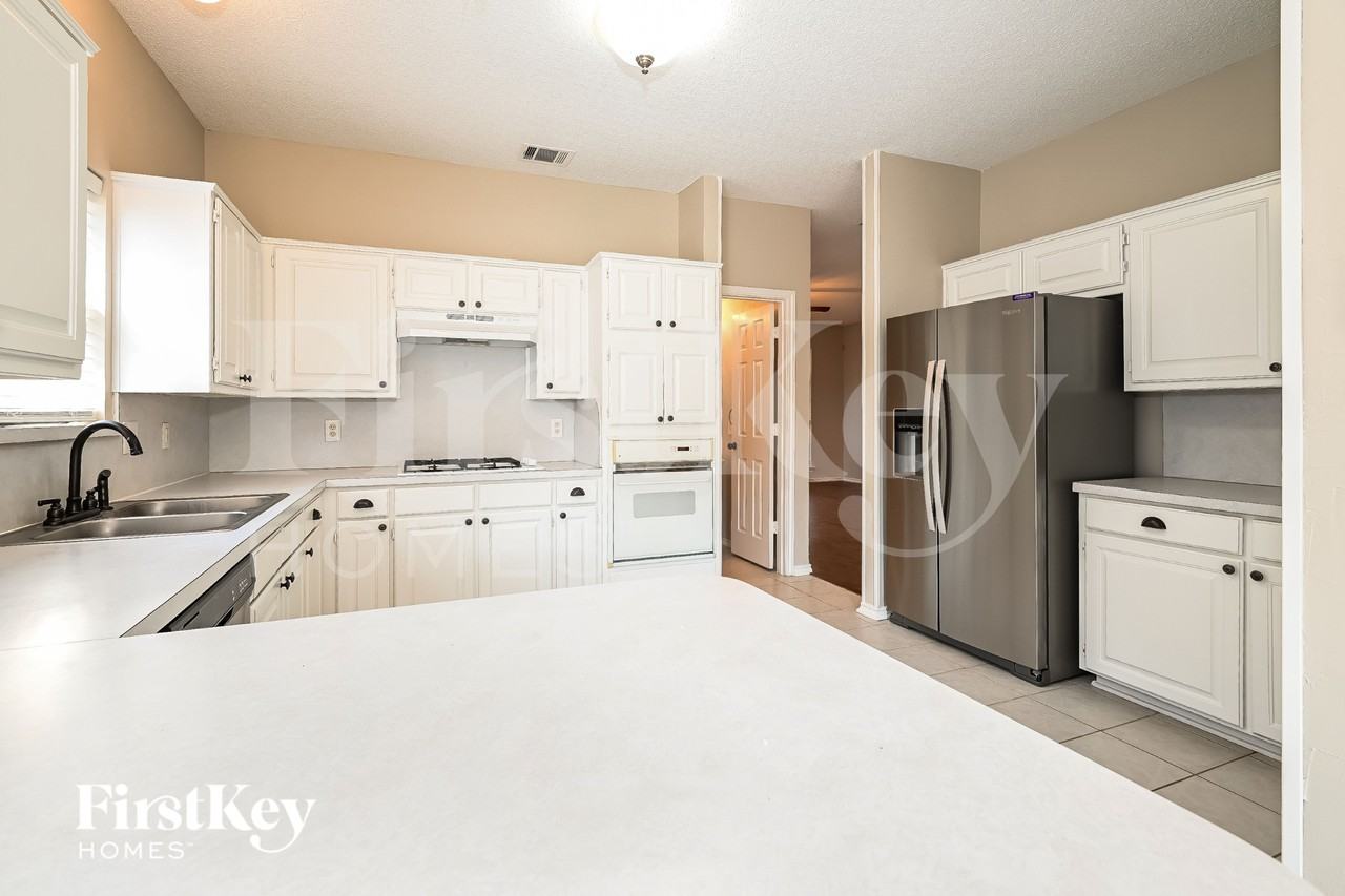 2210 Meadowstone Dr - Photo 5 of 16