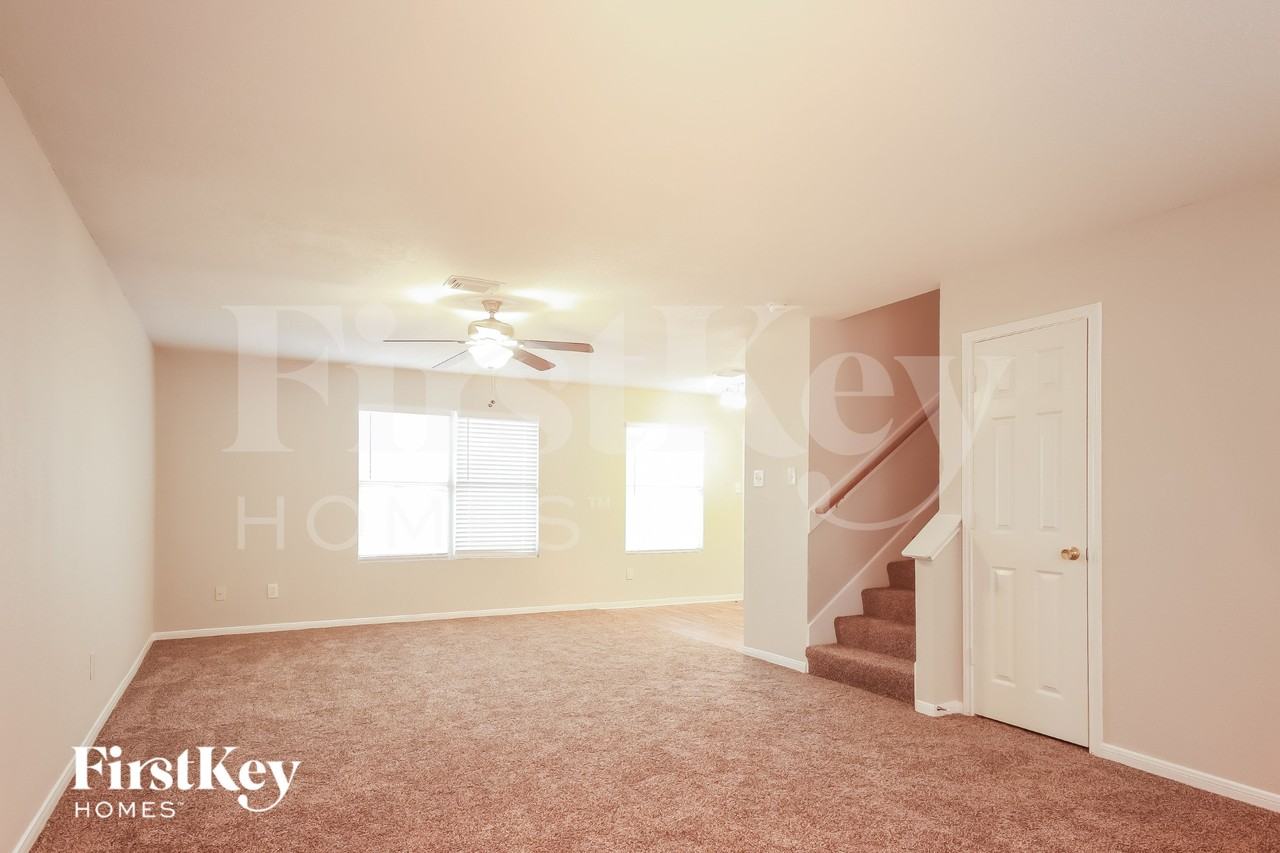 7223 Foxcrest Ln - Photo 2 of 16