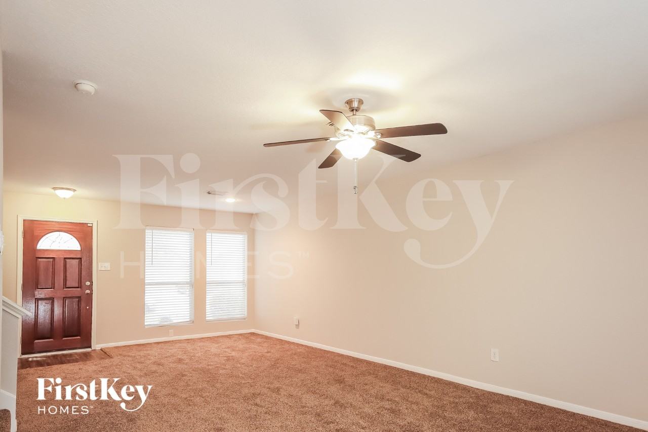 7223 Foxcrest Ln - Photo 3 of 16