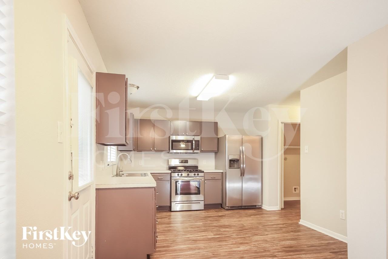 7223 Foxcrest Ln - Photo 4 of 16