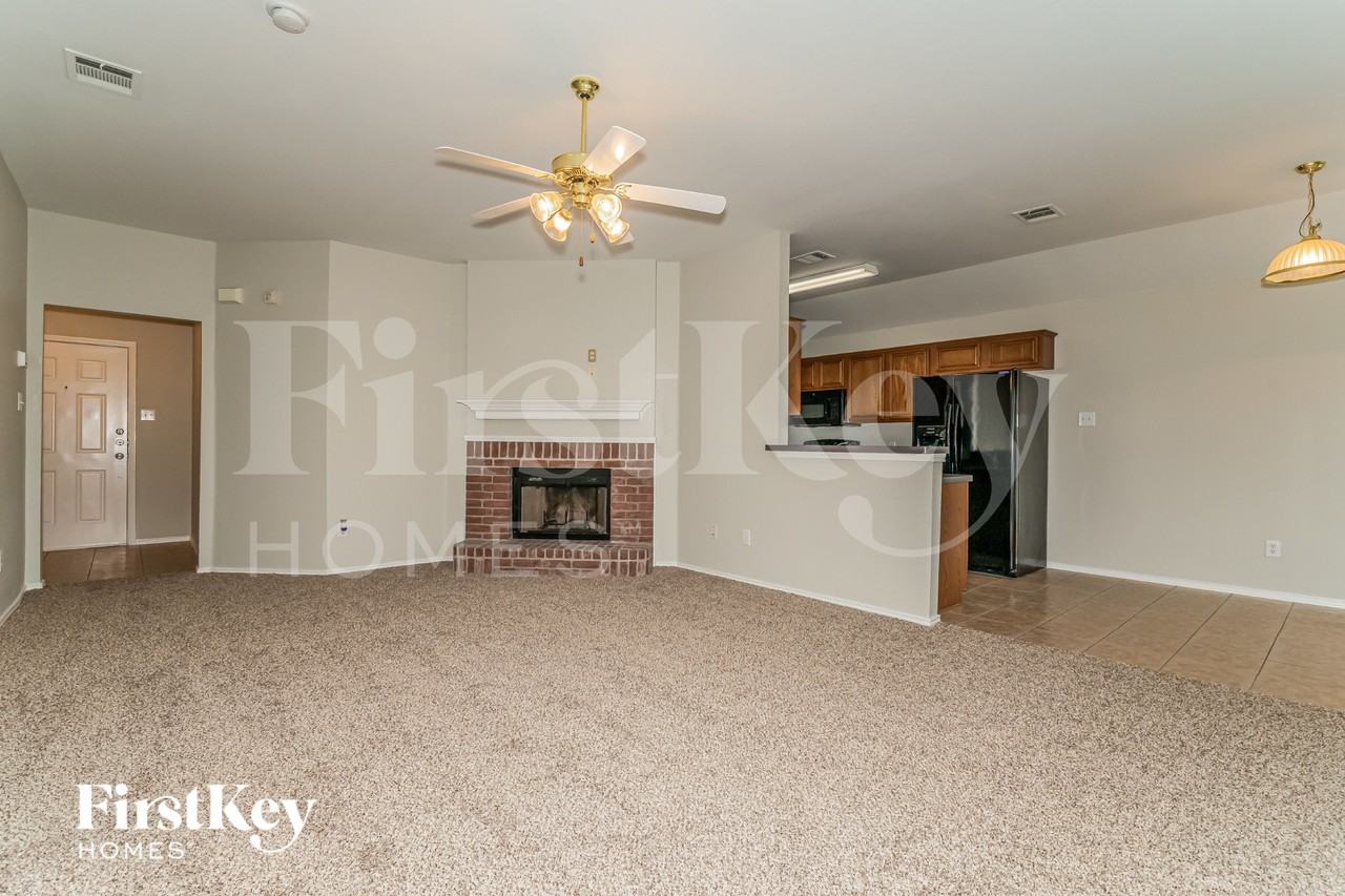 207 Amherst Dr - Photo 3 of 16