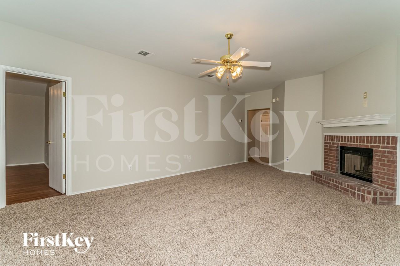 207 Amherst Dr - Photo 4 of 16