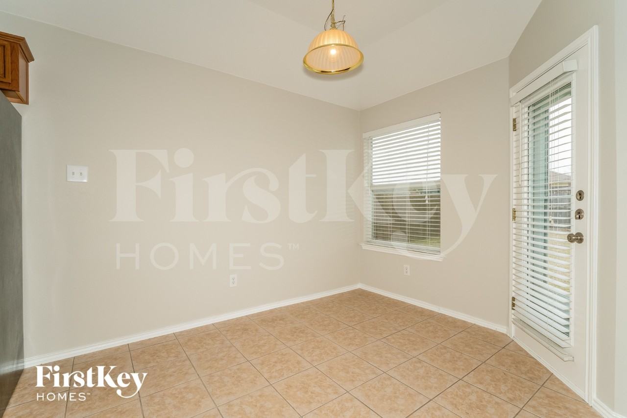 207 Amherst Dr - Photo 5 of 16