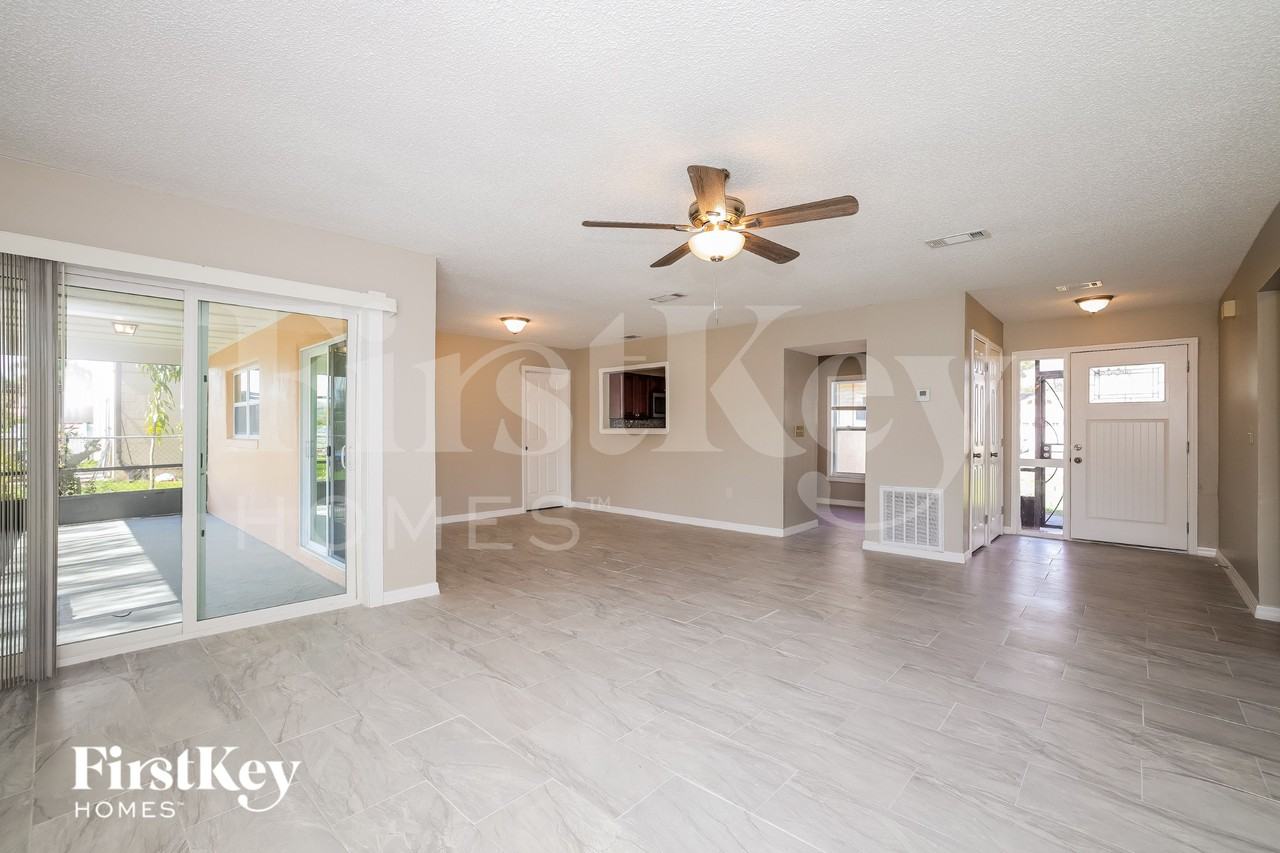 724 Dromedary Dr - Photo 3 of 16