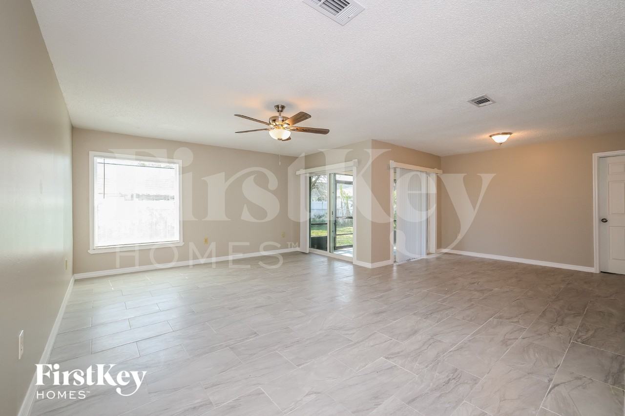 724 Dromedary Dr - Photo 4 of 16