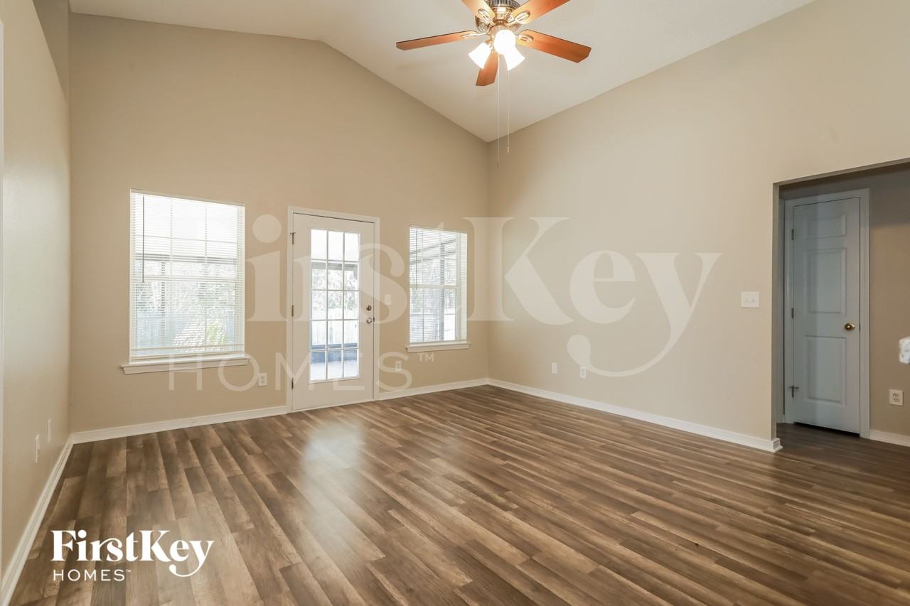 2047 Eclipse Dr - Photo 4 of 16