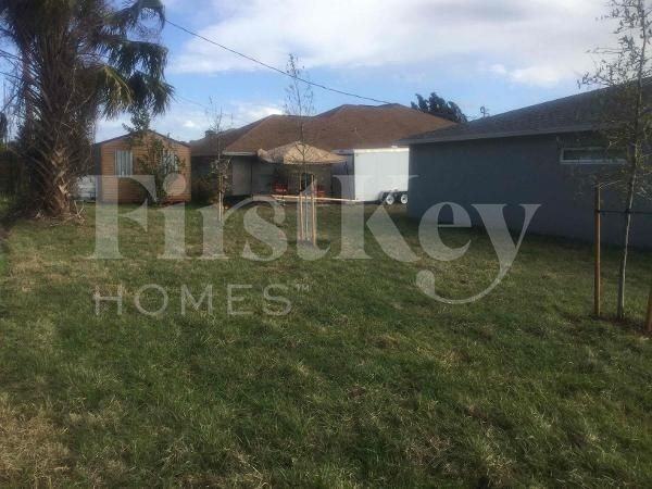 991 Sw Dubois Ave - Photo 6 of 48
