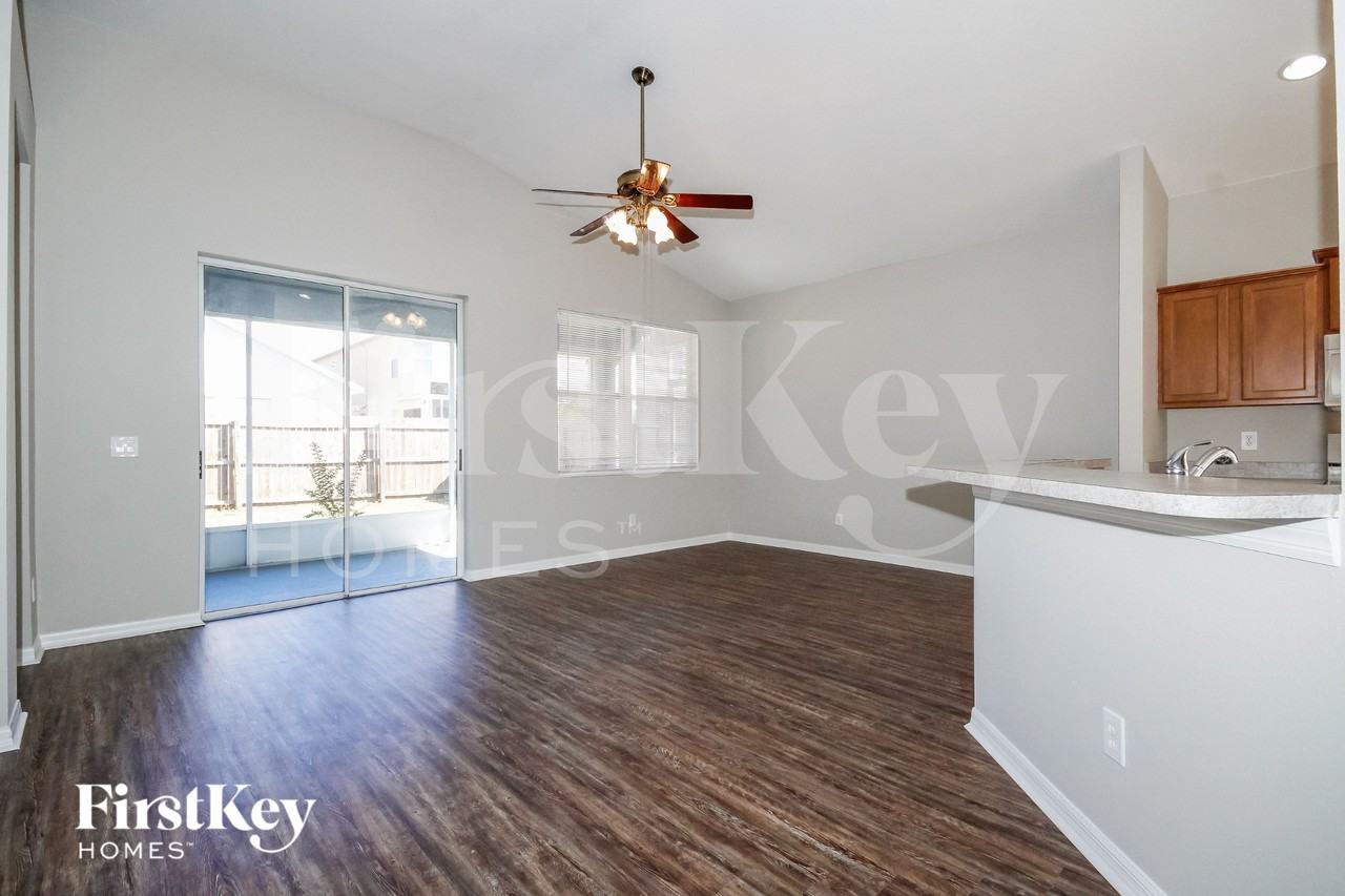 8719 Sandy Plains Dr - Photo 4 of 16