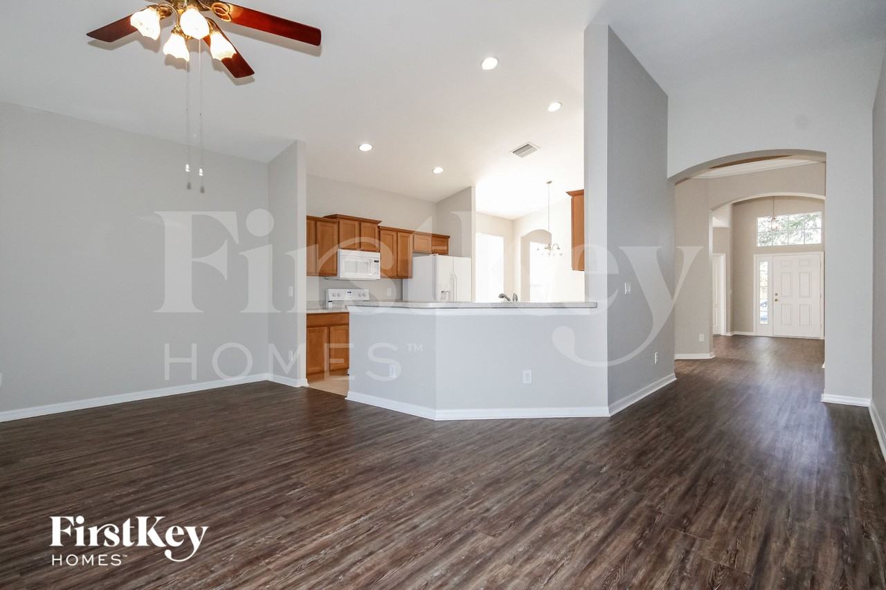 8719 Sandy Plains Dr - Photo 7 of 16