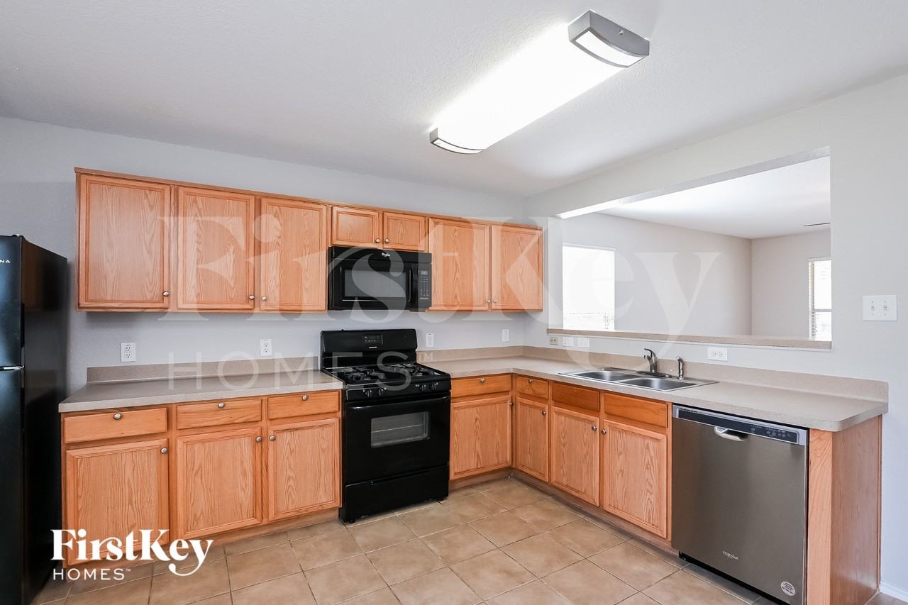 8143 Chancewood Ln - Photo 4 of 16