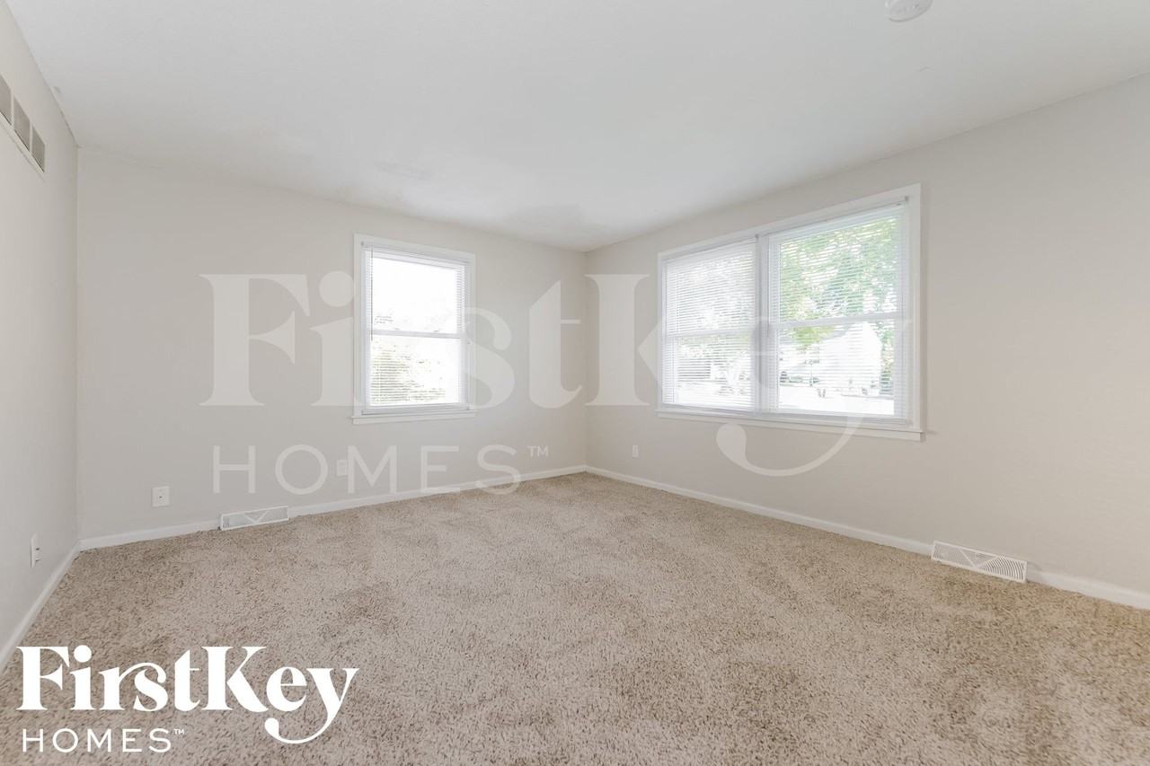 7809 E 49th St - Photo 2 of 14