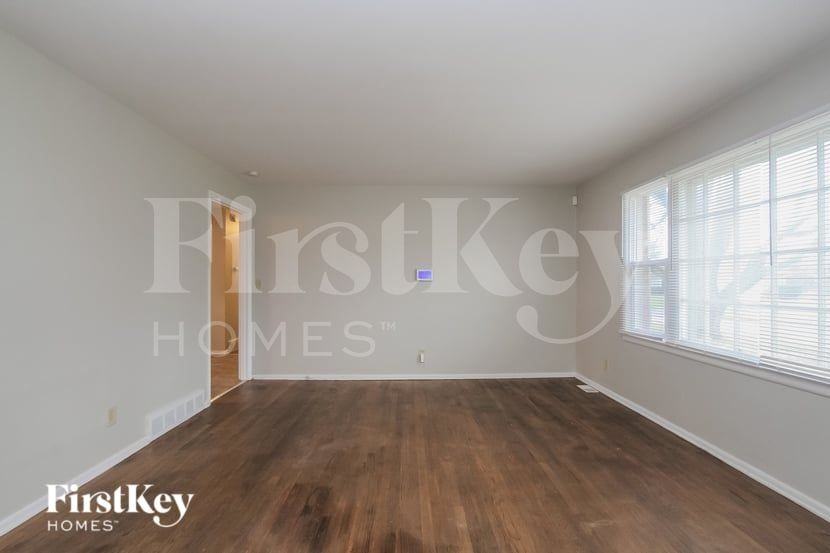 6045 N Alton Ave - Photo 2 of 15