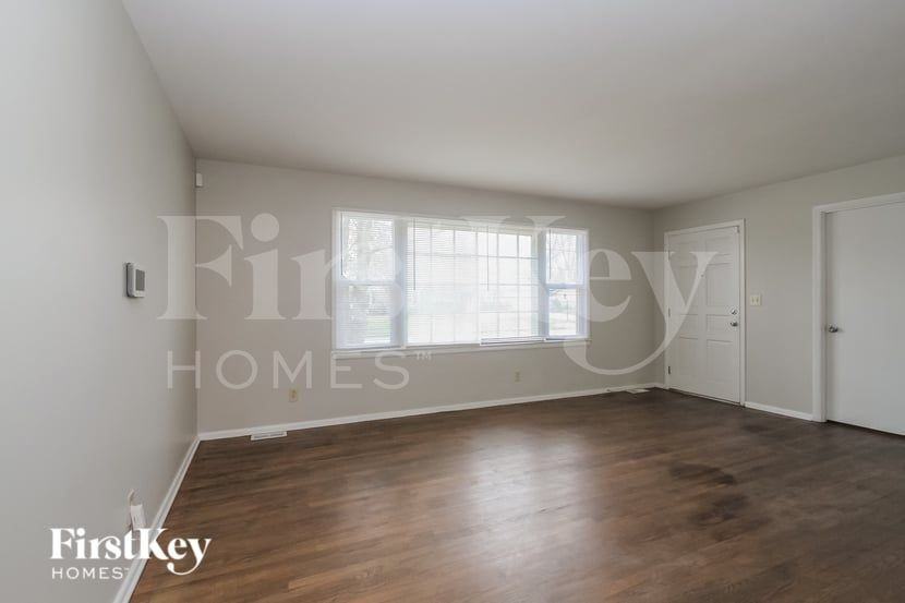 6045 N Alton Ave - Photo 3 of 15