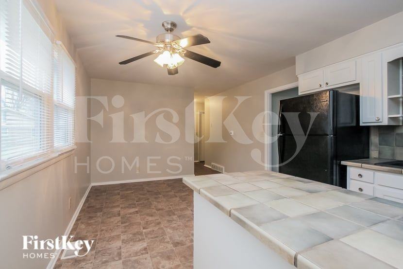 6045 N Alton Ave - Photo 4 of 15