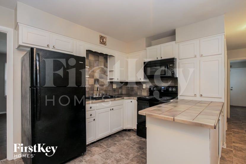 6045 N Alton Ave - Photo 5 of 15