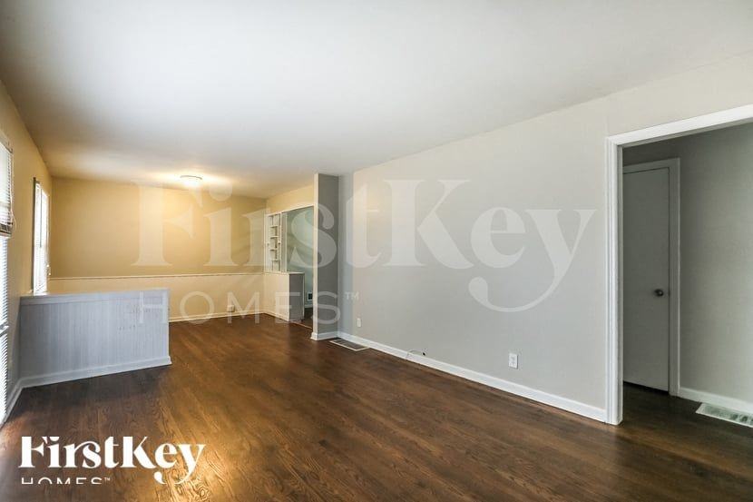 5915 Harvard Ave - Photo 5 of 15
