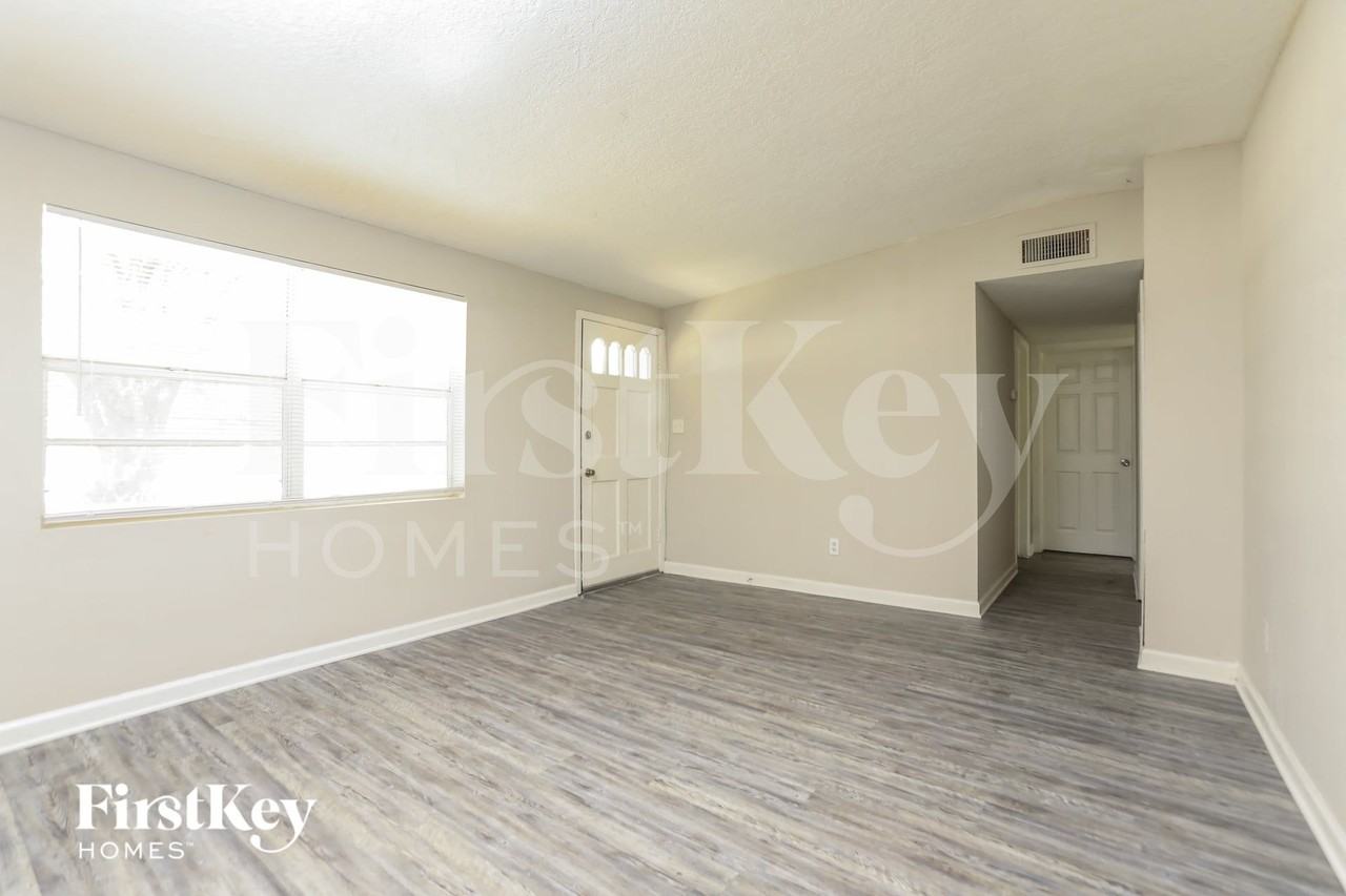 429 Notre Dame Dr - Photo 2 of 15